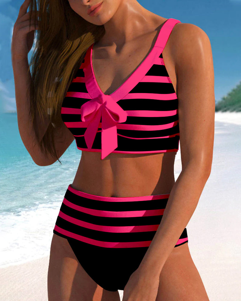 Hochtaillierte gestreifte Bikinis