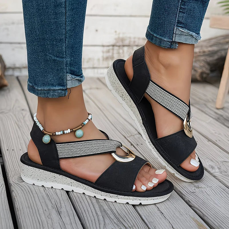 Simone Flache Sandalen mit Metallverschluss