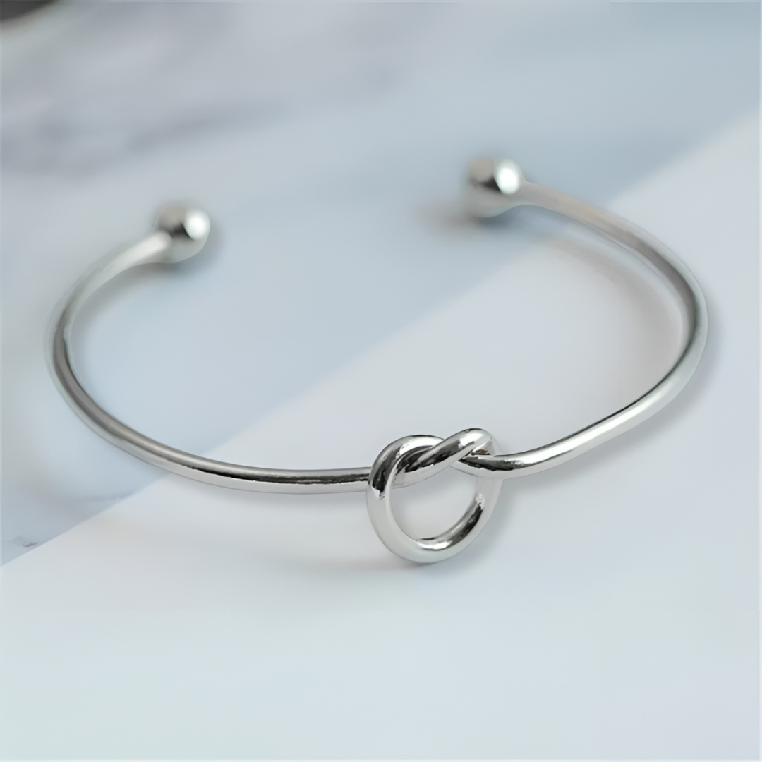 Goldene Armband mit Knotendetail