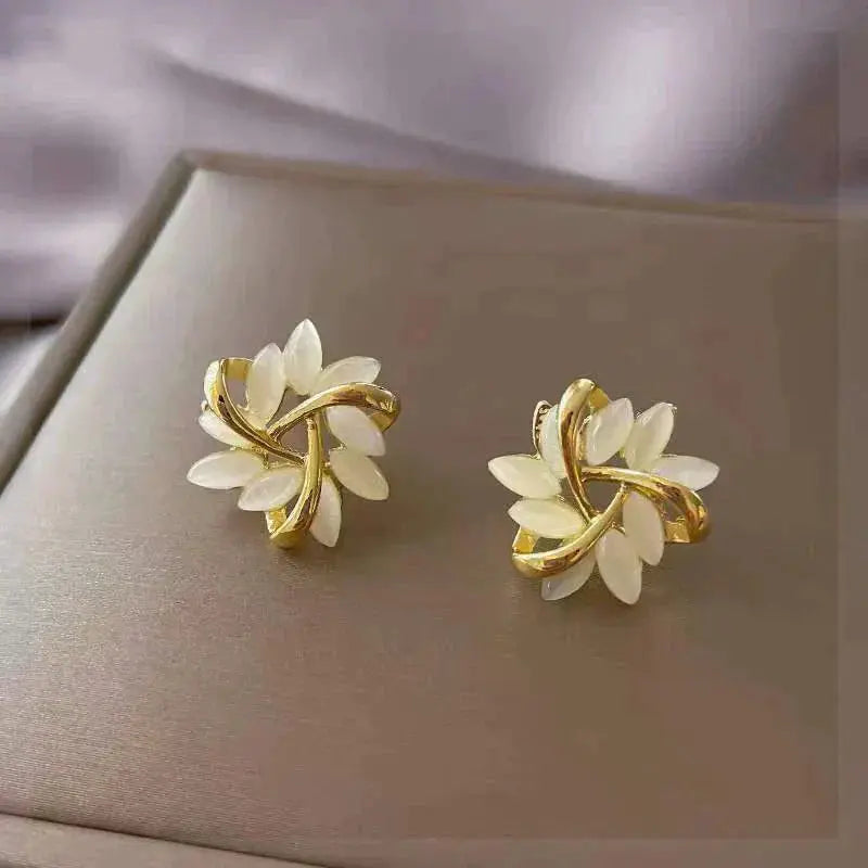 Goldene Blatt Weiße Opal Stecker Ohrringe