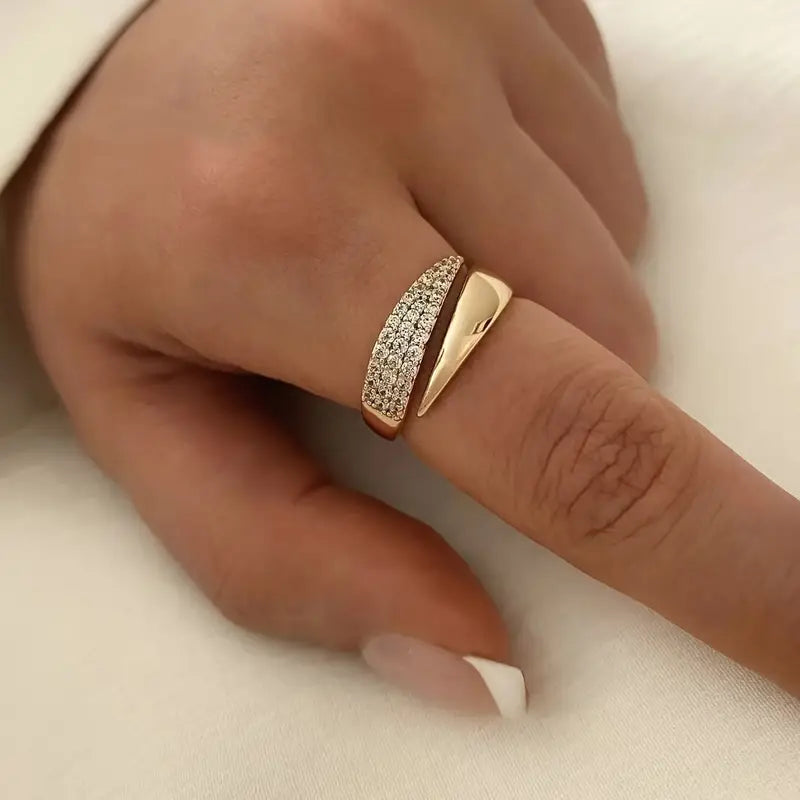 Eleganter Goldring mit Funkelsteinen