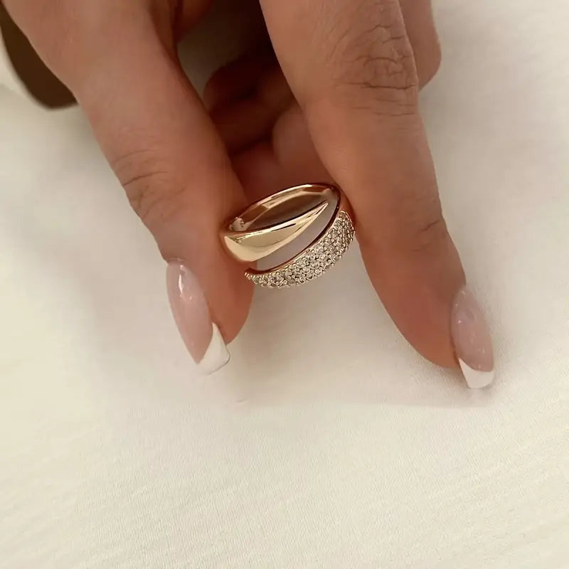 Eleganter Goldring mit Funkelsteinen