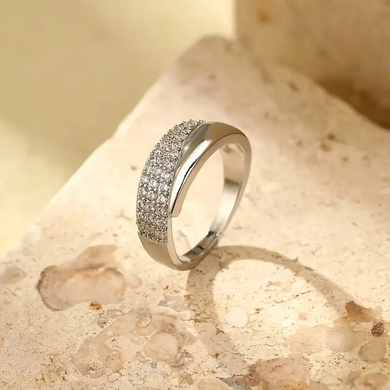 Eleganter Goldring mit Funkelsteinen