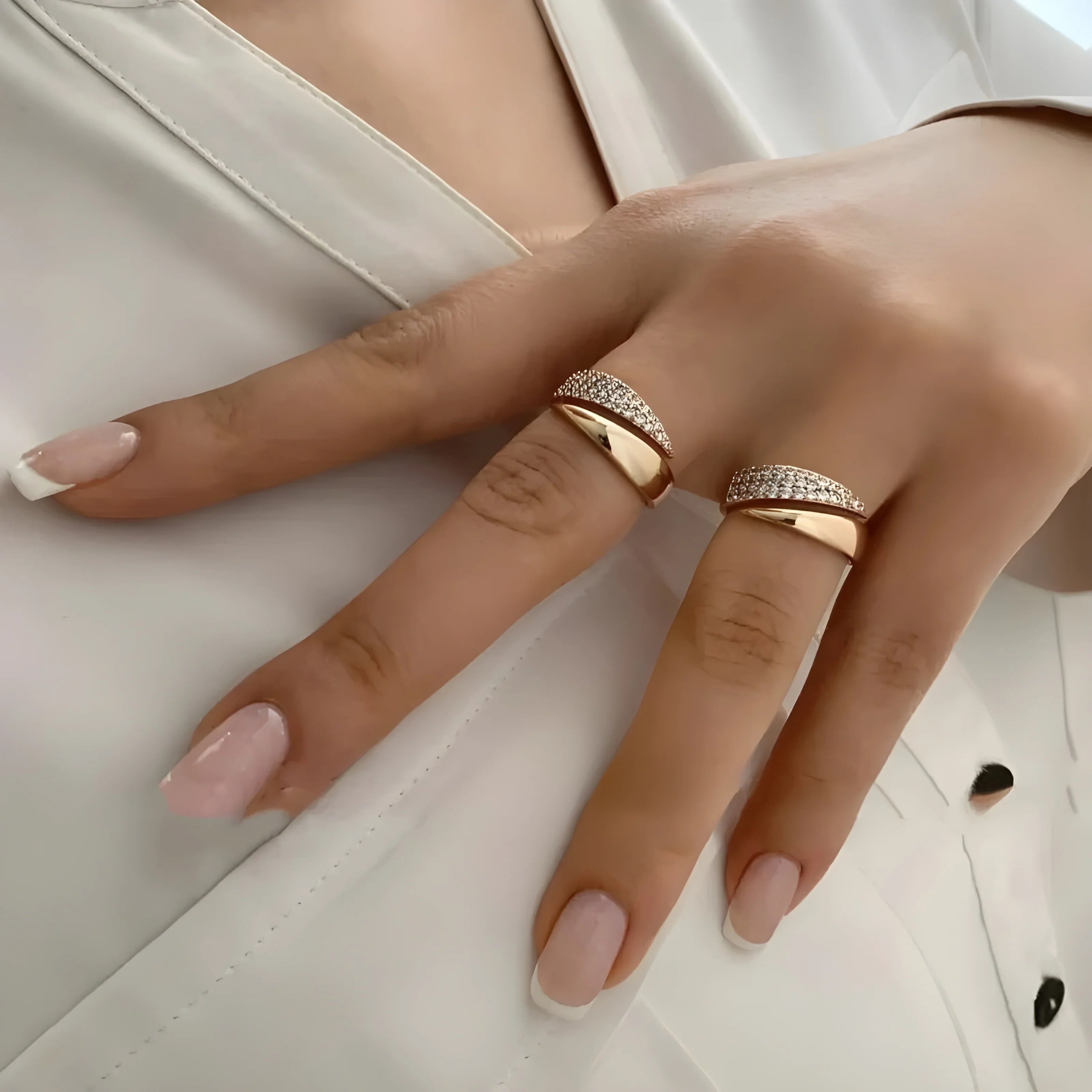 Eleganter Goldring mit Funkelsteinen