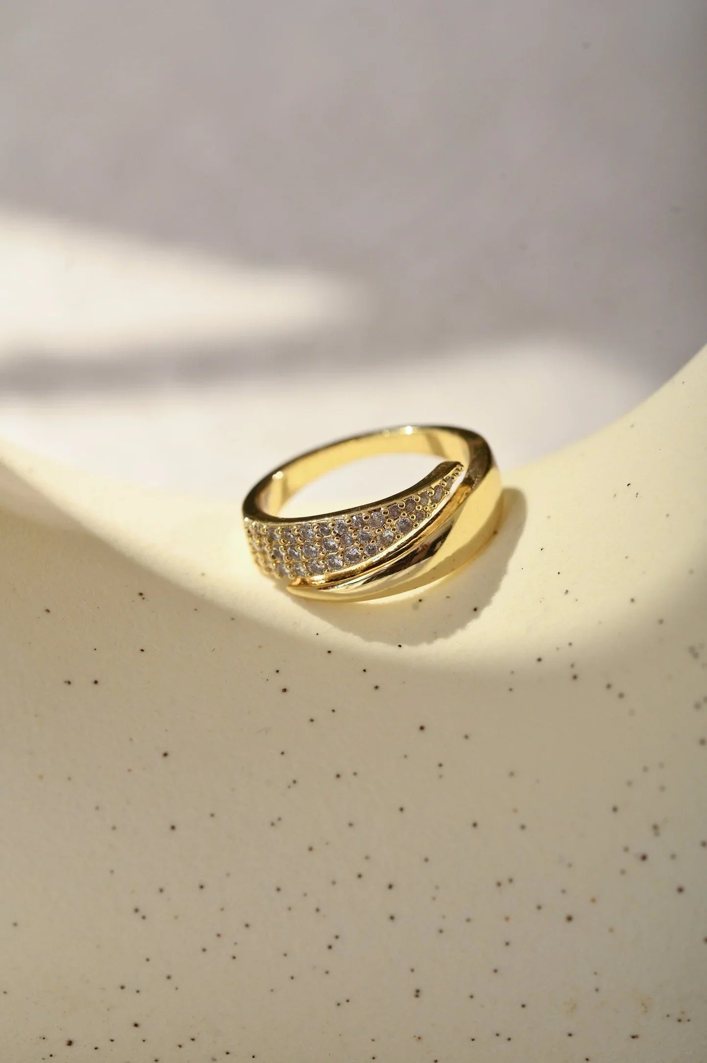 Eleganter Goldring mit Funkelsteinen