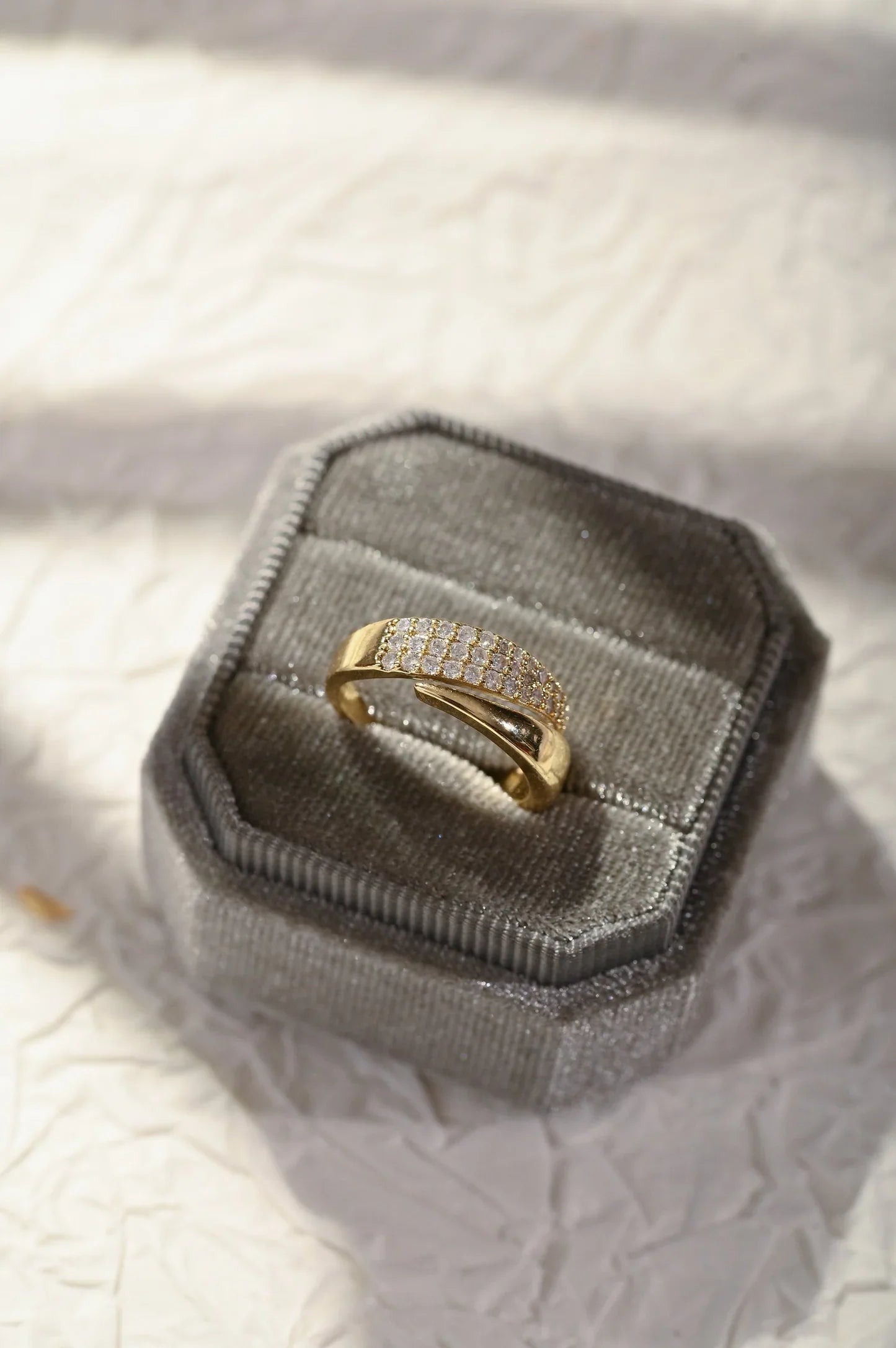 Eleganter Goldring mit Funkelsteinen