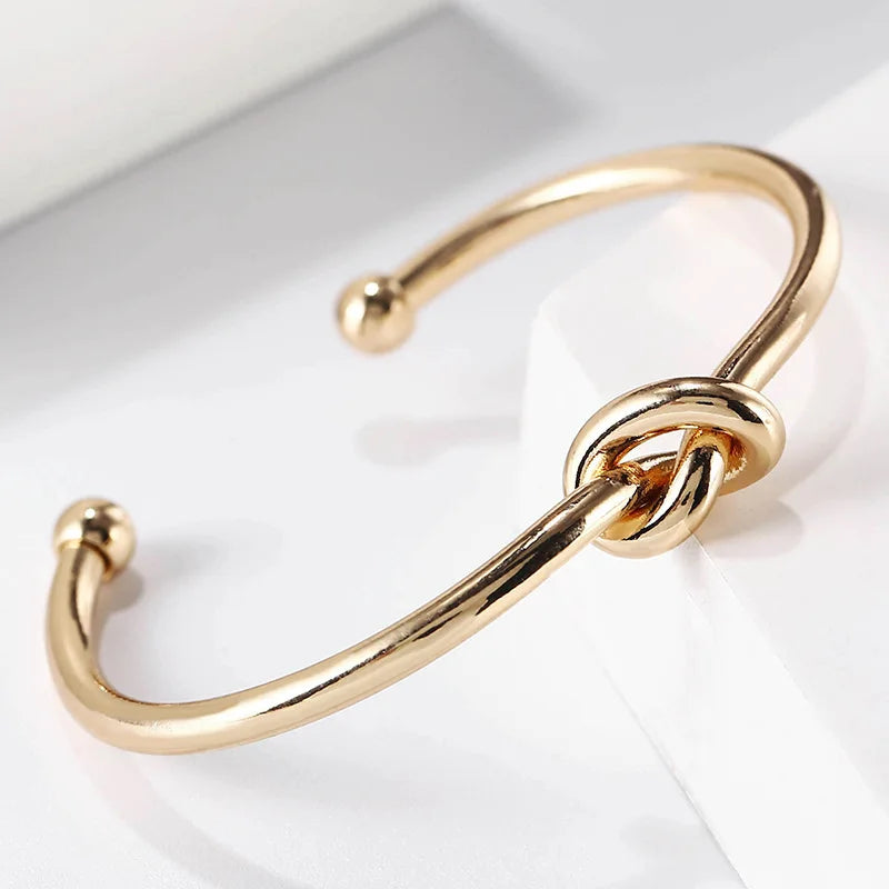 Goldene Armband mit Knotendetail