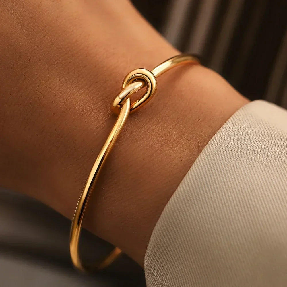 Goldene Armband mit Knotendetail
