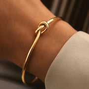 Goldene Armband mit Knotendetail