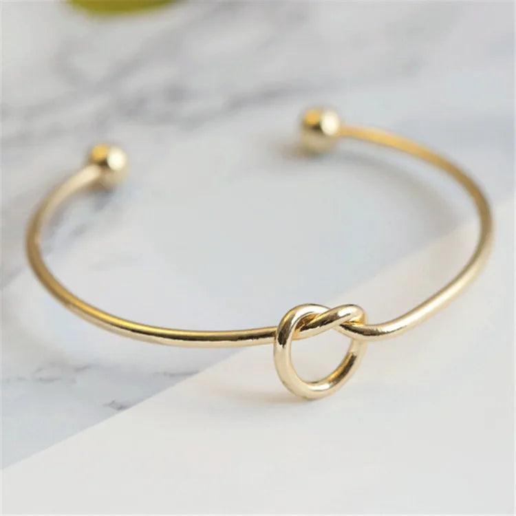 Goldene Armband mit Knotendetail