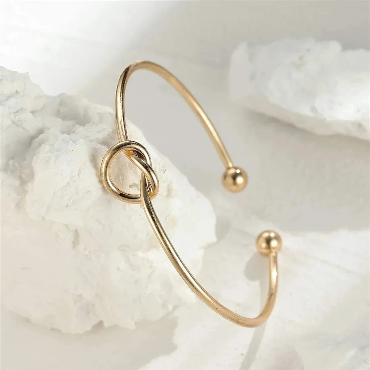 Goldene Armband mit Knotendetail