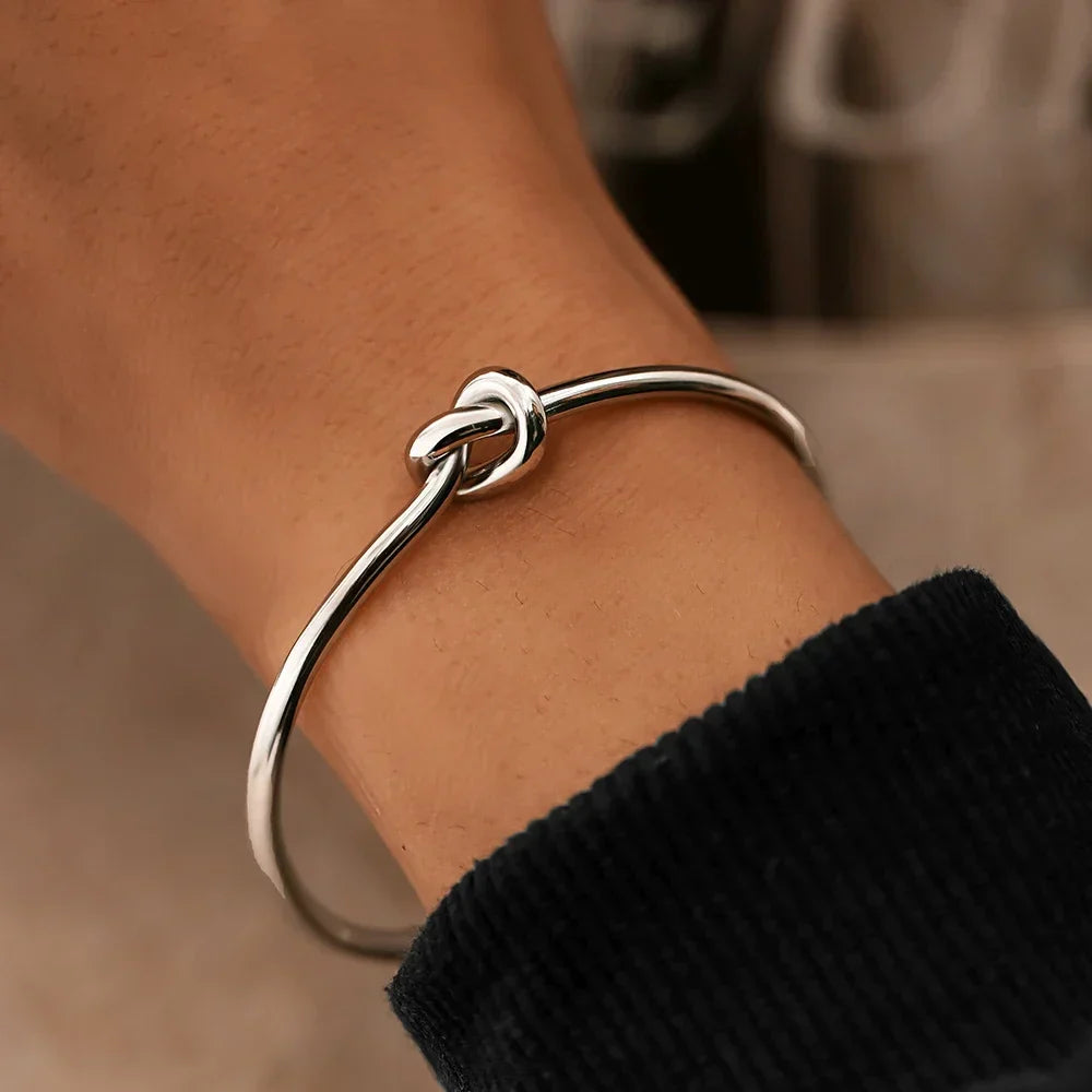 Goldene Armband mit Knotendetail