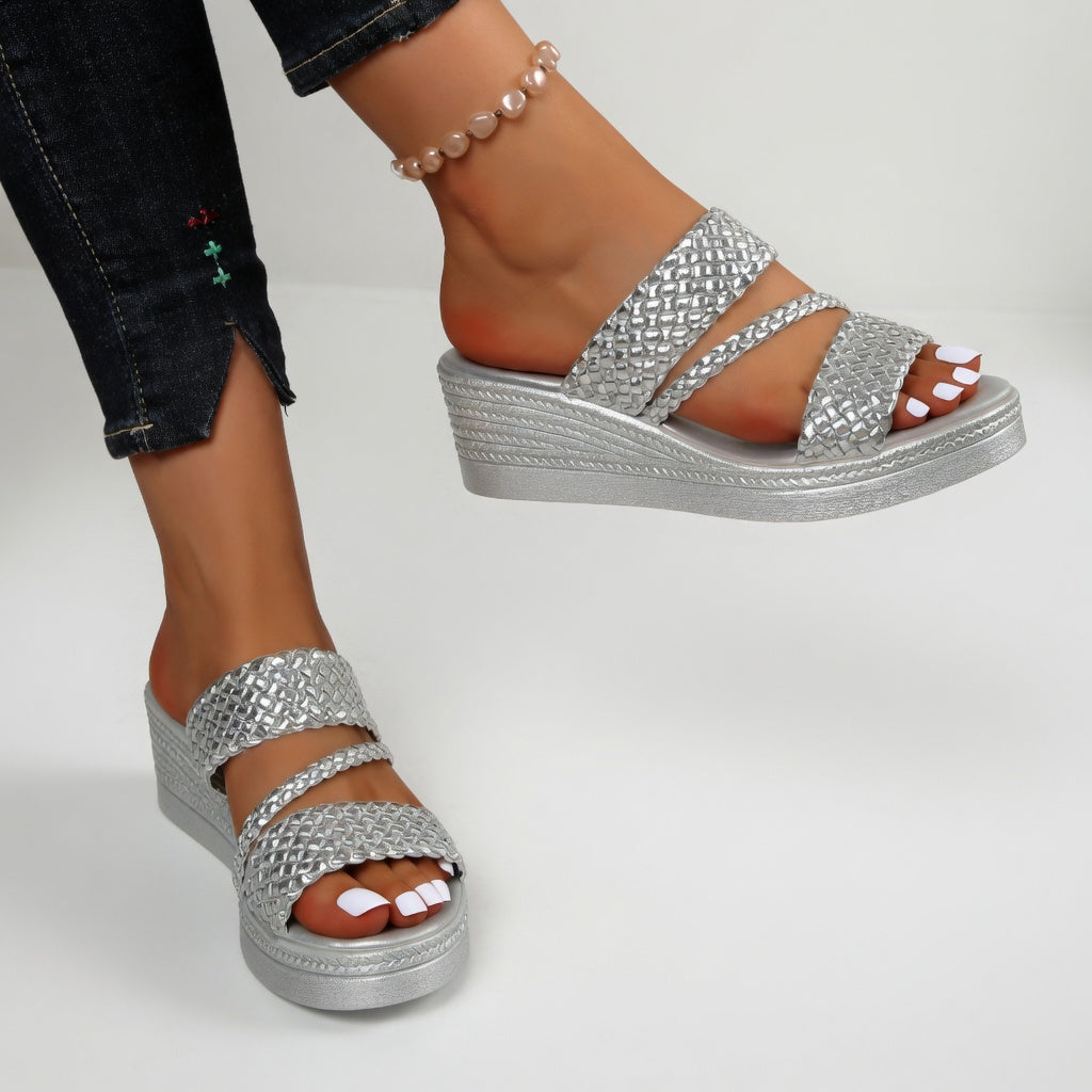 Tresseline™ — Geflochtene Wedge-Mule in buntem Design für sommerliche Leichtigkeit