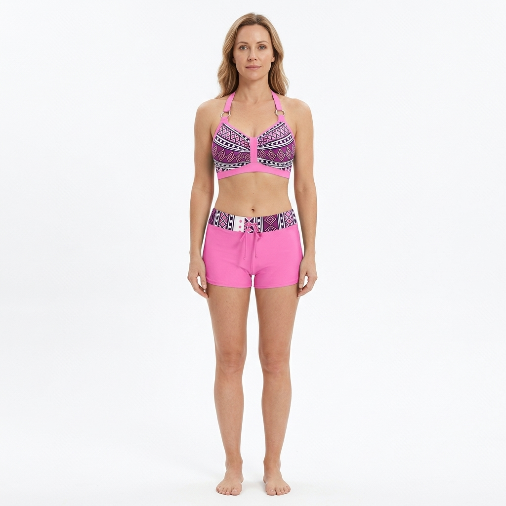 Hochgeschnittene Bikinis mit geometrischem Muster