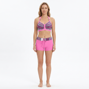 Hochgeschnittene Bikinis mit geometrischem Muster